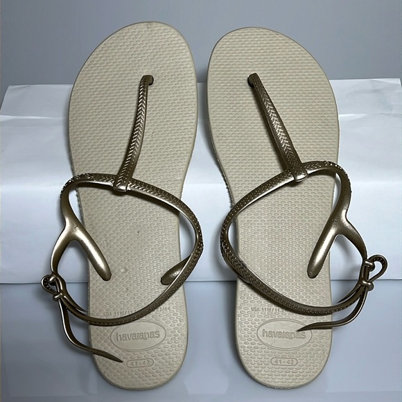 NEW Havanaias Sandals Metallic Gold Straps - T-Shape - Womens Size 11 / 41-42 - Picture 1 of 15